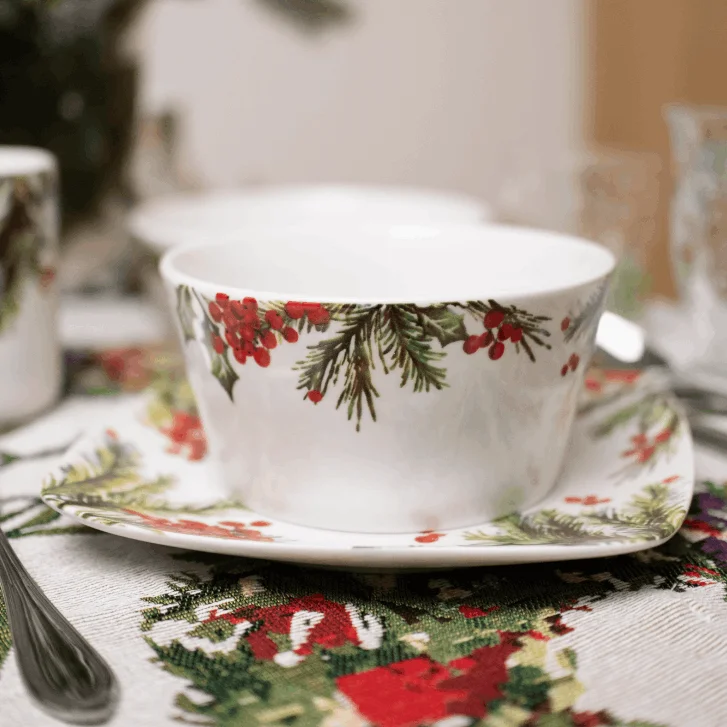 Хвойный лес — это элегантная коллекция посуды, вдохновленная зимним лесом