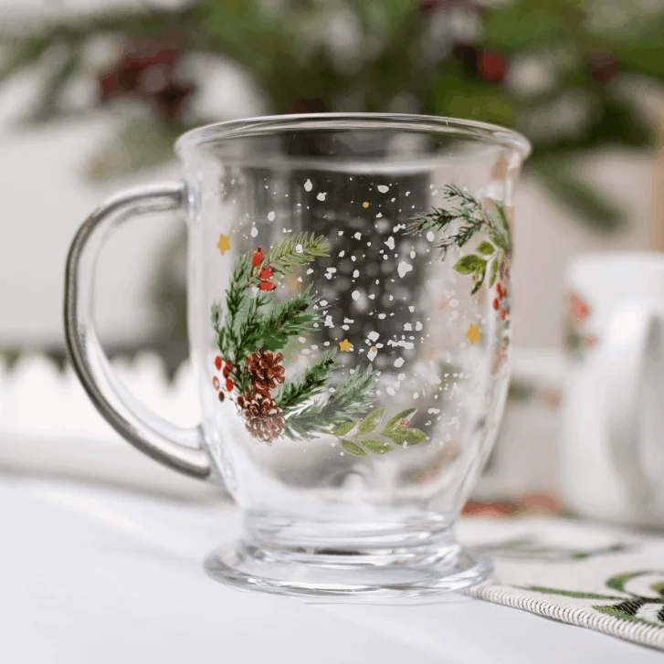 Хвойный лес — это элегантная коллекция посуды, вдохновленная зимним лесом